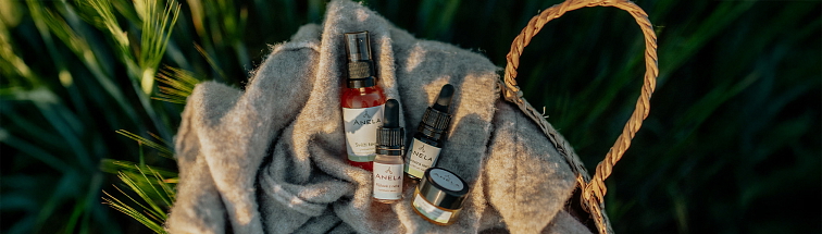 pleťová kosmetika vhodná pro problematickou pleť, produkty jsou položené v košíku, kolem něj zelená tráva