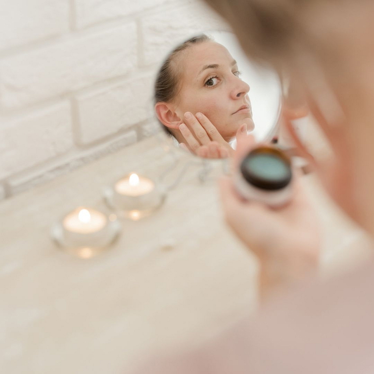 žena před zrcadlem, nanášející si anti-age pleťový krém na noc: Půlnoční krása