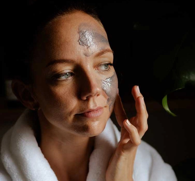 žena nanášející si hydratační pleťovou masku: Moje z Nebe