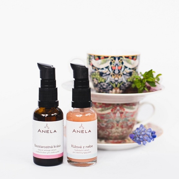 produkty - hydratační sérum a olejové pleťové sérum, v pozadí porcelánové hrnečky