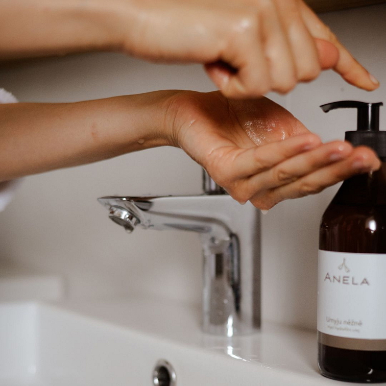 ruce aplikující hydrofilní olej Umyju něžně
