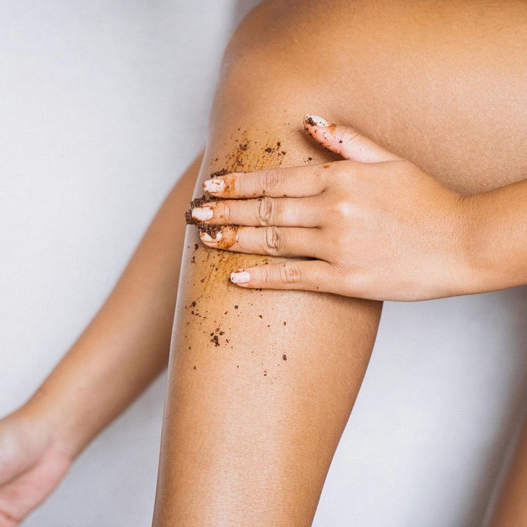 Peeling nebo scrub? Jak vybrat a správně používat exfoliační kosmetiku v péči o pokožku