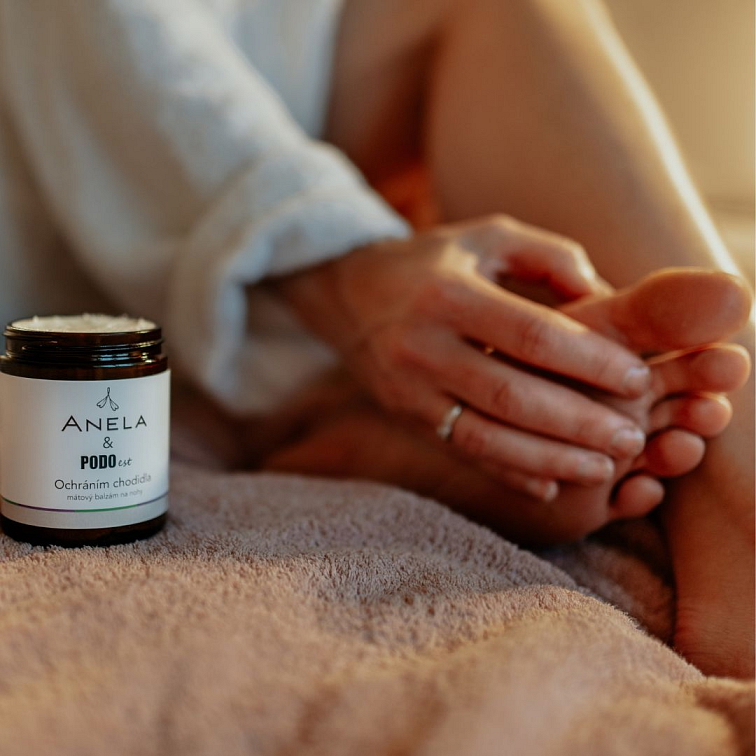 ruka aplikující ochranný balzám Ochráním chodidla