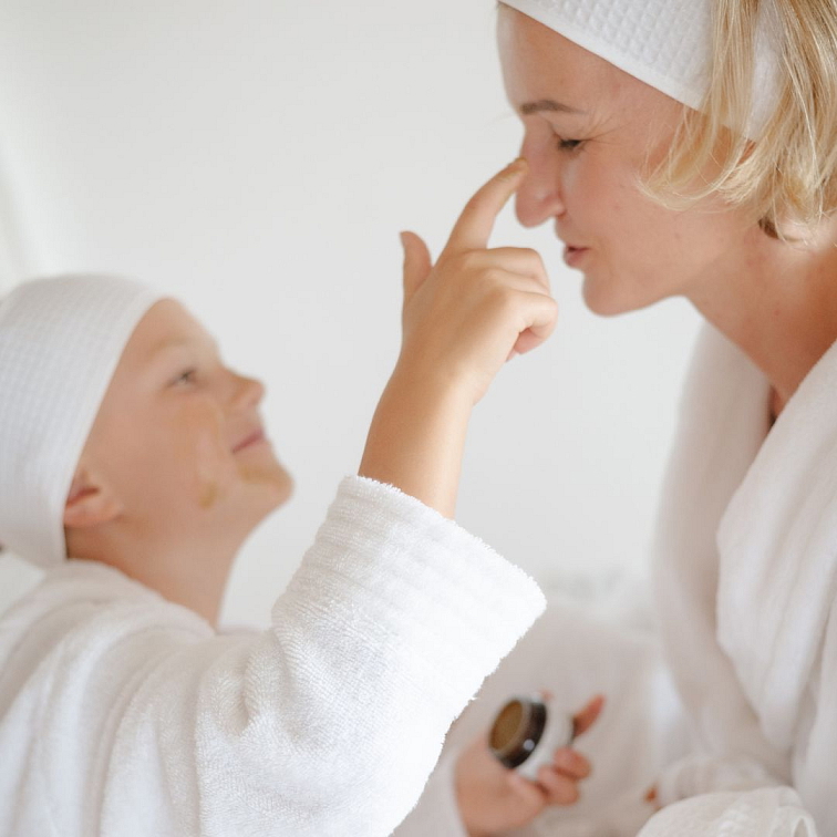 dívka nanášející ženě na tvář zklidňující pleťovou masku Moje ovesná