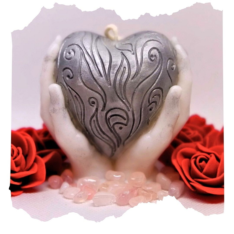 Srdce v dlaních svíčka