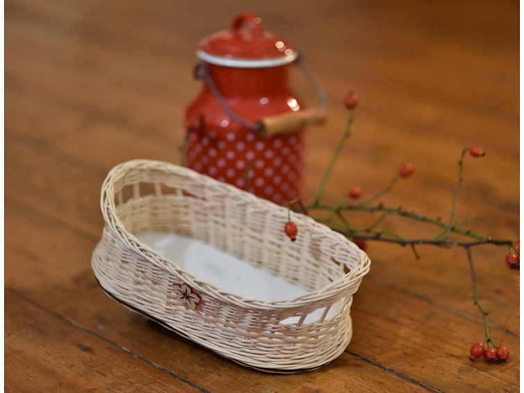 Oválný košík s vyvýšeným uchem