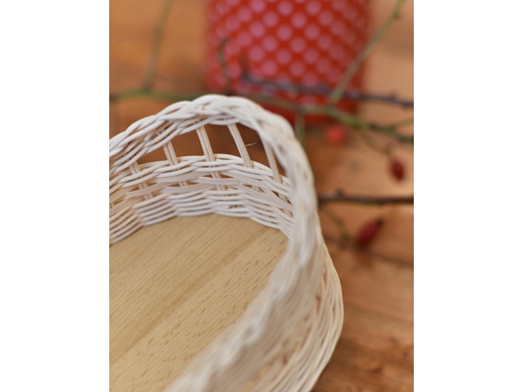 Oválný košík s vyvýšeným uchem