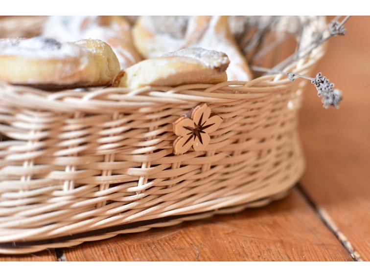 Oválný košík s vyvýšeným uchem