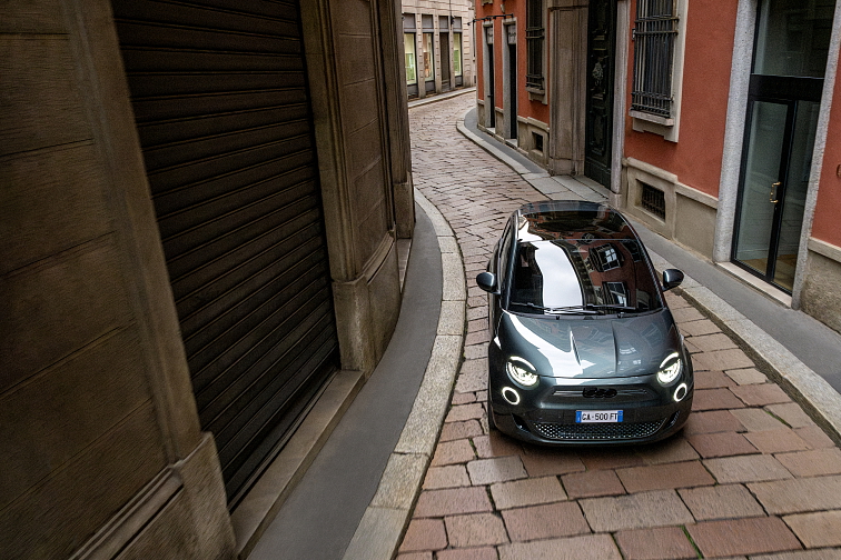 Fiat míří kupředu s elektrifikací a stylem: Fiat 500e Giorgio Armani Collector’s Edition