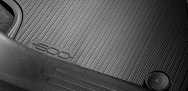 Gumové koberce Fiat 600 s hybridním motorem (MHEV) s logem ,,600"