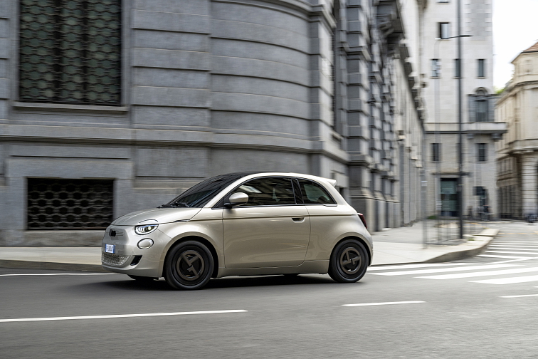 Fiat míří kupředu s elektrifikací a stylem: Fiat 500e Giorgio Armani Collector’s Edition