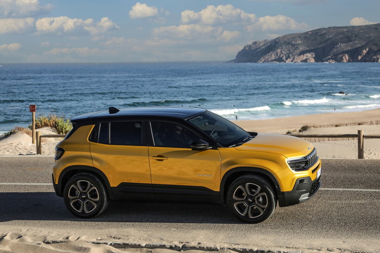 Jeep® Avenger zaznamenal 200 000 objednávek, nabídka rozšířená o verzi 4xe