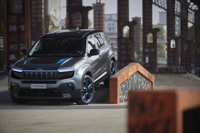 Jeep® Avenger zaznamenal 200 000 objednávek, nabídka rozšířená o verzi 4xe
