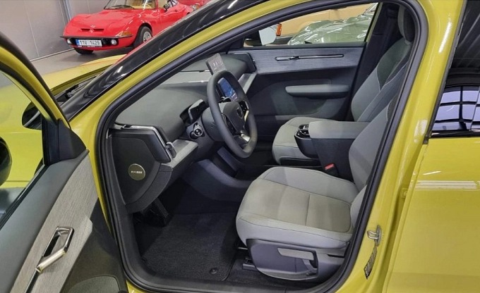 VOLVO EX30 Single Motor Plus 272 HP Extended Range s01-54498