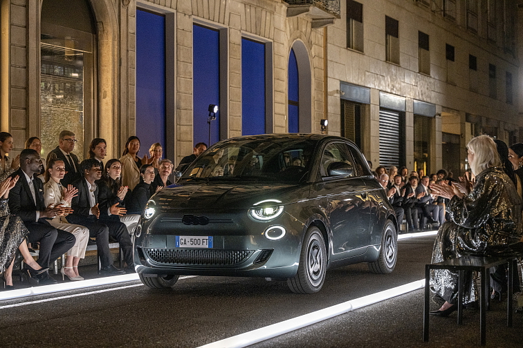 Fiat míří kupředu s elektrifikací a stylem: Fiat 500e Giorgio Armani Collector’s Edition
