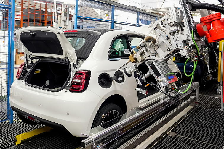 Nová kapitola v Mirafiori: Fiat 500 Hybrid míří zpět ke svým kořenům. Do konce roku 2025 vznikne 5000 vozů