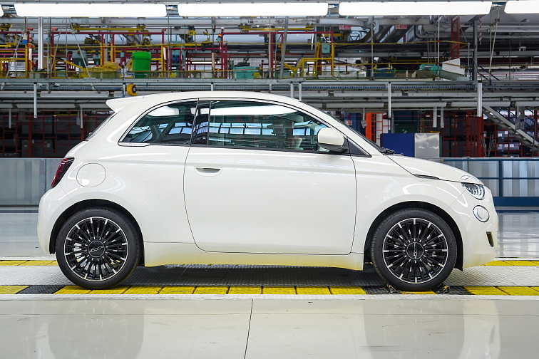 Nová kapitola v Mirafiori: Fiat 500 Hybrid míří zpět ke svým kořenům. Do konce roku 2025 vznikne 5000 vozů