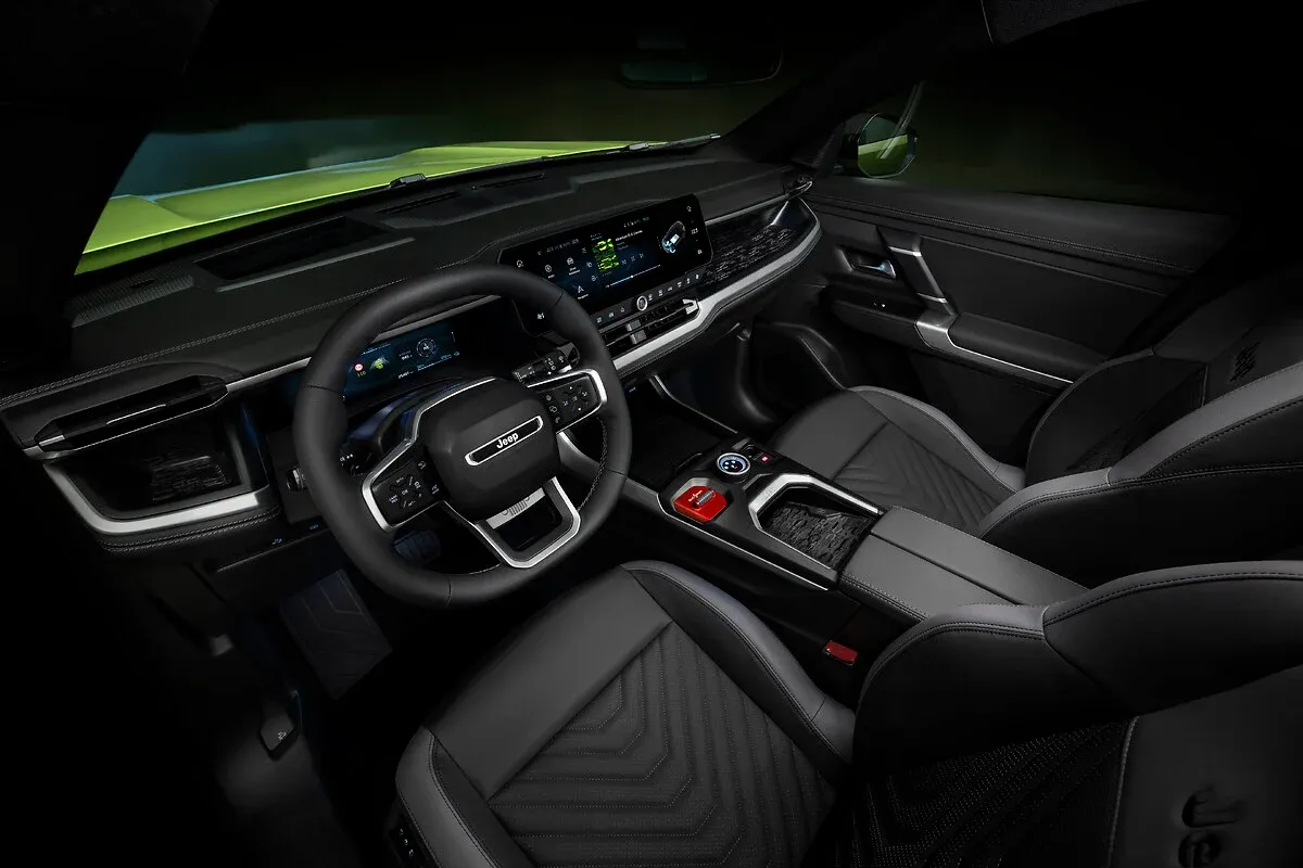 Zcela nový JEEP® COMPASS - nová definice dobrodružství díky jedinečnému designu, legendární výkonnosti, všestrannosti a špičkovým technologiím