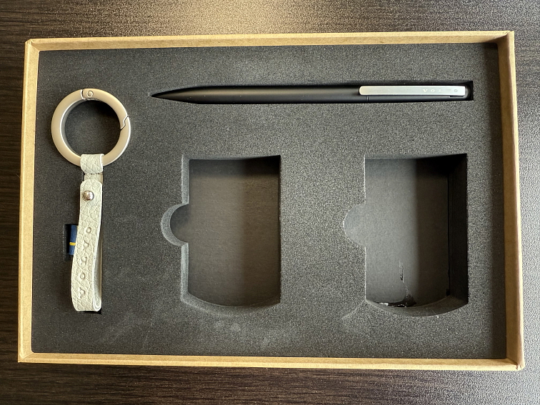 Krabička pro dva klíče, s klíčenkou a kuličkovým perem Volvo