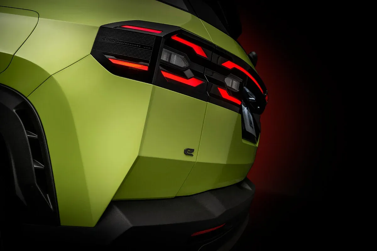 Zcela nový JEEP® COMPASS - nová definice dobrodružství díky jedinečnému designu, legendární výkonnosti, všestrannosti a špičkovým technologiím