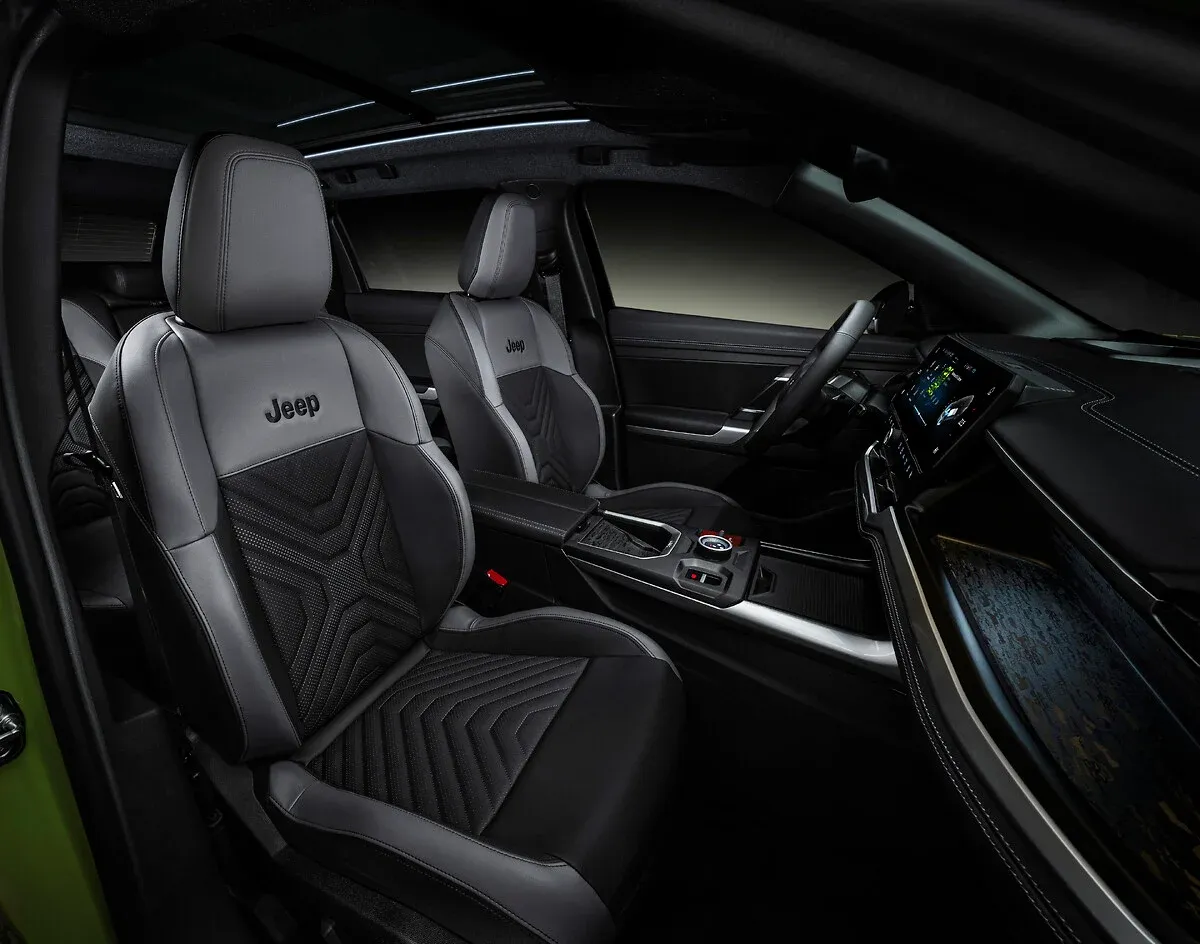 Zcela nový JEEP® COMPASS - nová definice dobrodružství díky jedinečnému designu, legendární výkonnosti, všestrannosti a špičkovým technologiím