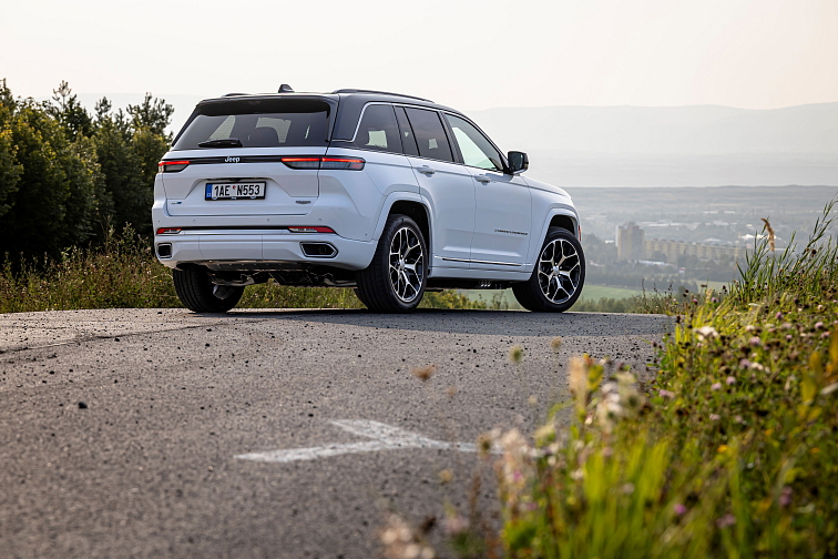 Poslední šance pořídit si na českém trhu Jeep Grand Cherokee 4XE. Výhodná nabídka skladových vozů, nyní nově s cenovým zvýhodněním až 550 000 kč vč.dph