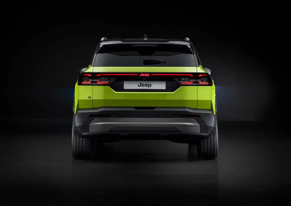 Zcela nový JEEP® COMPASS - nová definice dobrodružství díky jedinečnému designu, legendární výkonnosti, všestrannosti a špičkovým technologiím