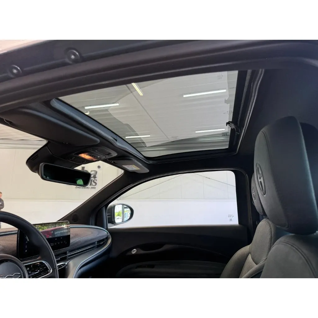 FIAT 500e Giorgio Armani Hatchback 42 kWh. s01-55756
