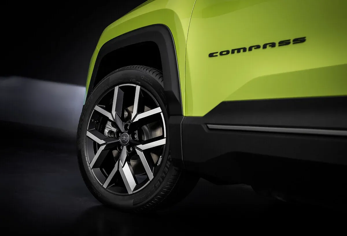 Zcela nový JEEP® COMPASS - nová definice dobrodružství díky jedinečnému designu, legendární výkonnosti, všestrannosti a špičkovým technologiím