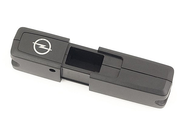 Adaptér k uchycení příslušenství za přední opěrku hlavy