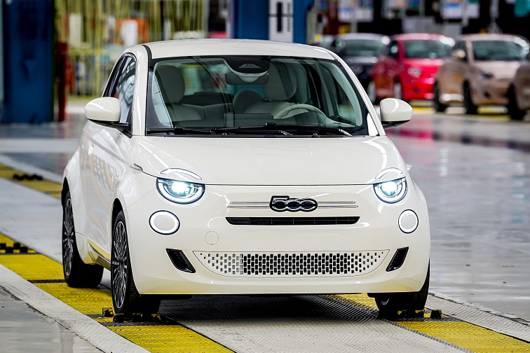Nová kapitola v Mirafiori: Fiat 500 Hybrid míří zpět ke svým kořenům. Do konce roku 2025 vznikne 5000 vozů