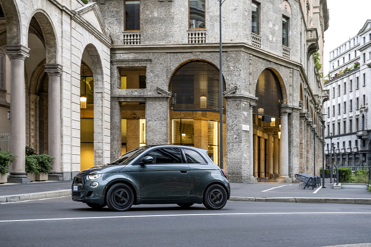 Fiat míří kupředu s elektrifikací a stylem: Fiat 500e Giorgio Armani Collector’s Edition