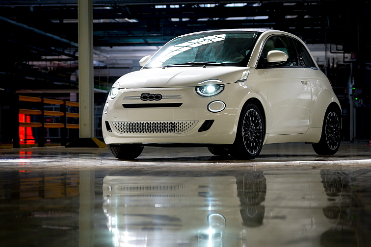 Nová kapitola v Mirafiori: Fiat 500 Hybrid míří zpět ke svým kořenům. Do konce roku 2025 vznikne 5000 vozů