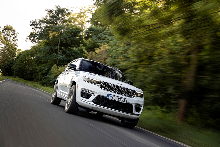 Poslední šance pořídit si na českém trhu Jeep Grand Cherokee 4XE. Výhodná nabídka skladových vozů, nyní nově s cenovým zvýhodněním až 550 000 kč vč.dph