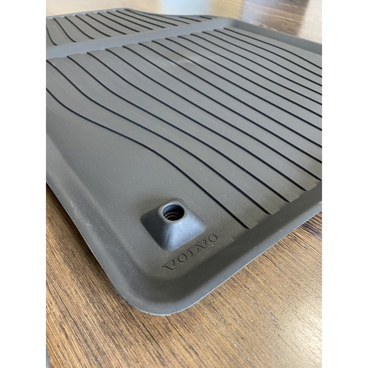 Gumové koberce černé včetně krytu tunelu Volvo XC60 (18-) Kromě Plug-in hybrid/Twin Engine.