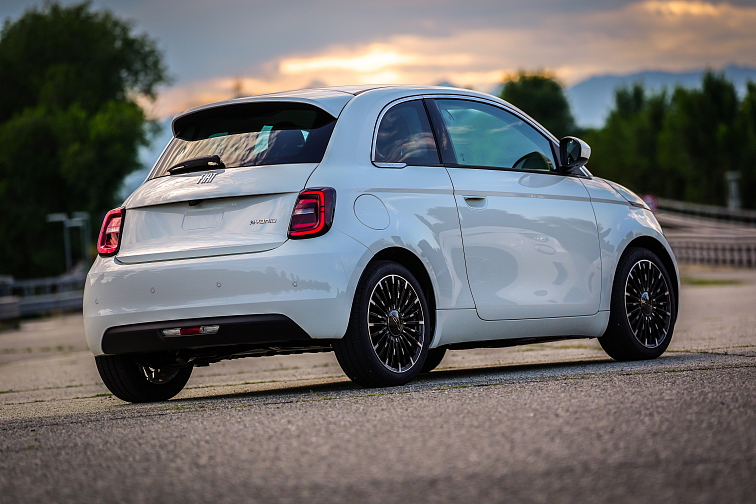 Nová kapitola v Mirafiori: Fiat 500 Hybrid míří zpět ke svým kořenům. Do konce roku 2025 vznikne 5000 vozů