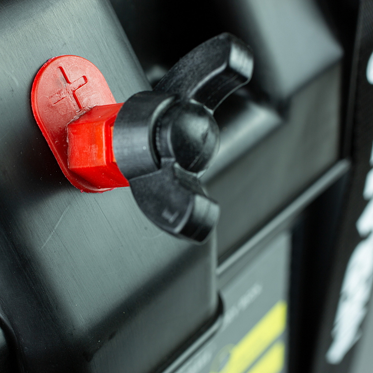 Box na trakční baterie 12V