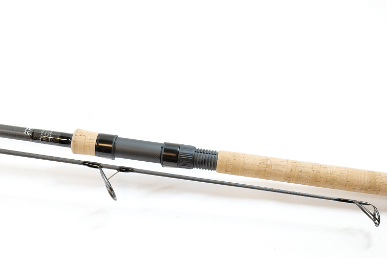 Harrison kaprový prut Aviator Plus 2 12ft 3,5lb All Black, sedlo 1K Carbon, Fullcork, Kigan ZDZ Gunsmoke 50mm