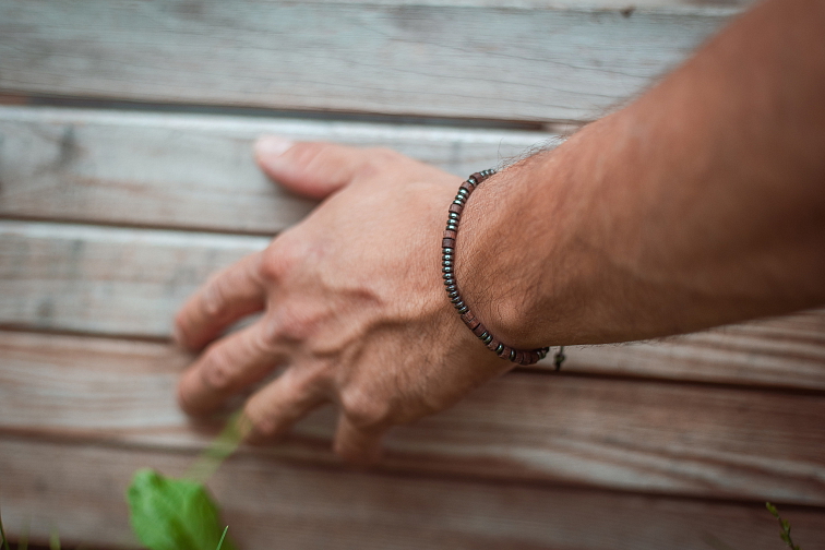 Náramek s vlastním vzkazem v morseovce