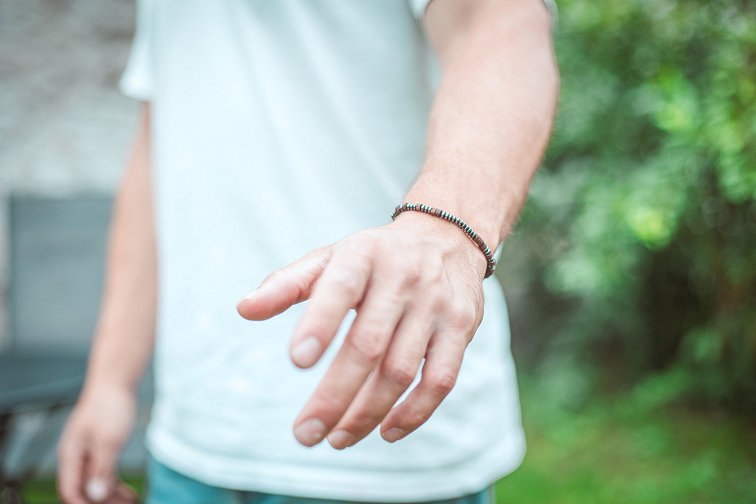 Náramek s vlastním vzkazem v morseovce