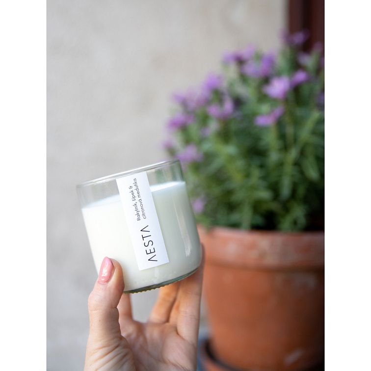 Svíčka ve vinné lahvi Rakytník, šípek & citronová meduňka