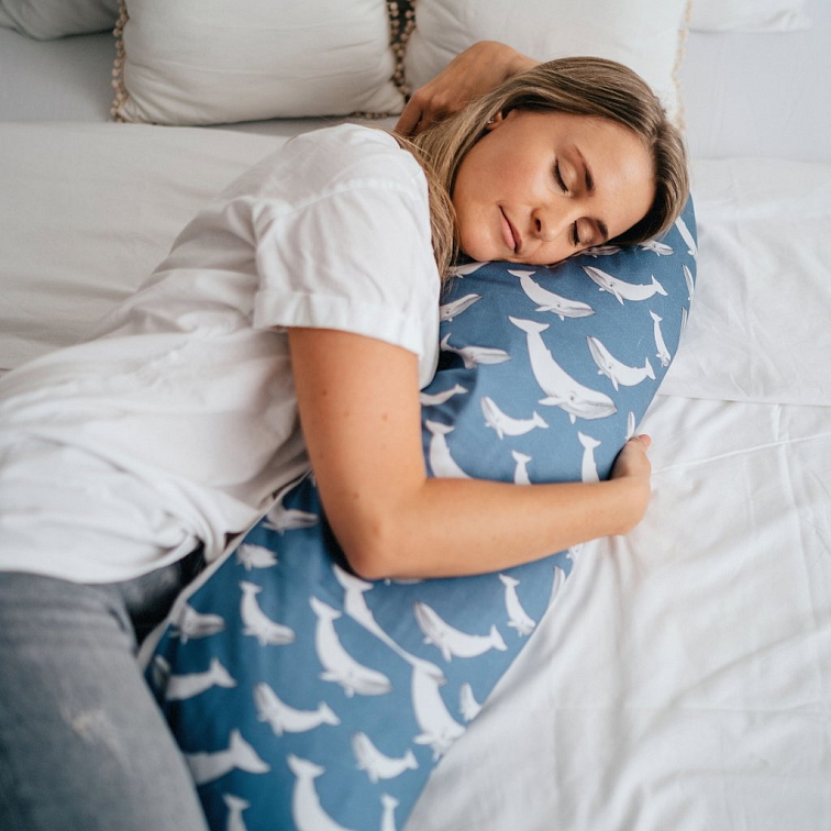 Kojicí polštář Velrybí rodinka modrá