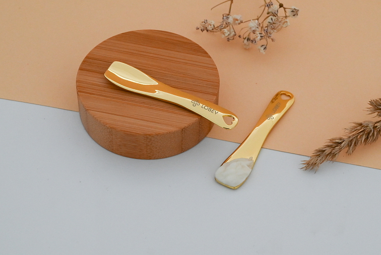 Kozmetická špachtlička v zlatom prevedení