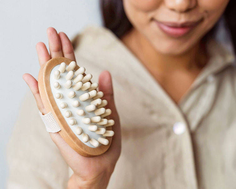 Drevený masážny ježko