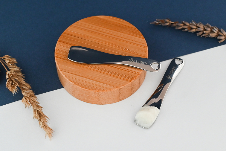 Kozmetická špachtlička v striebornom prevedení