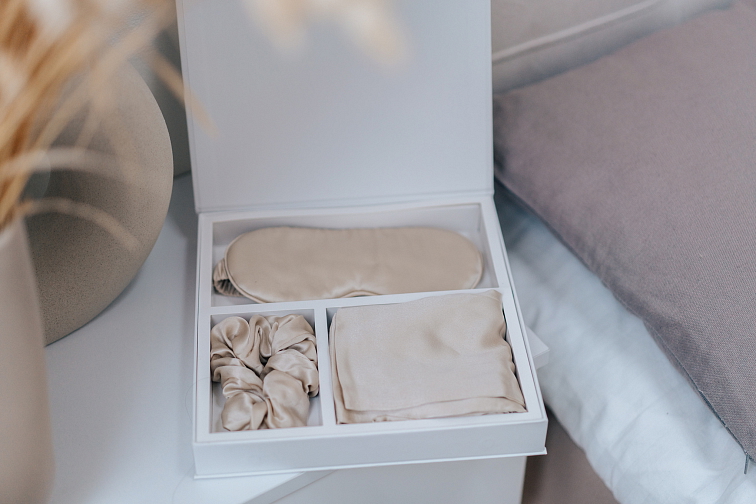 Spací set - hodvábna obliečka na vankúš, škraboška na spanie a gumička (béžový)