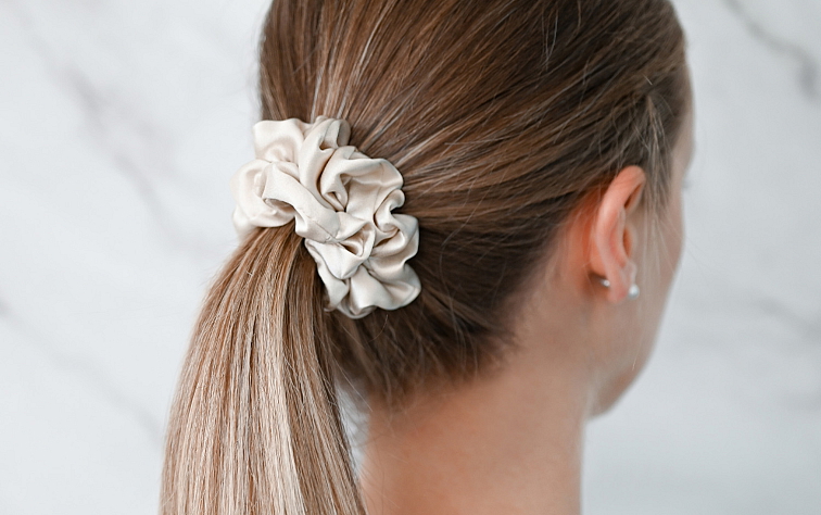 Hodvábna gumička - béžová