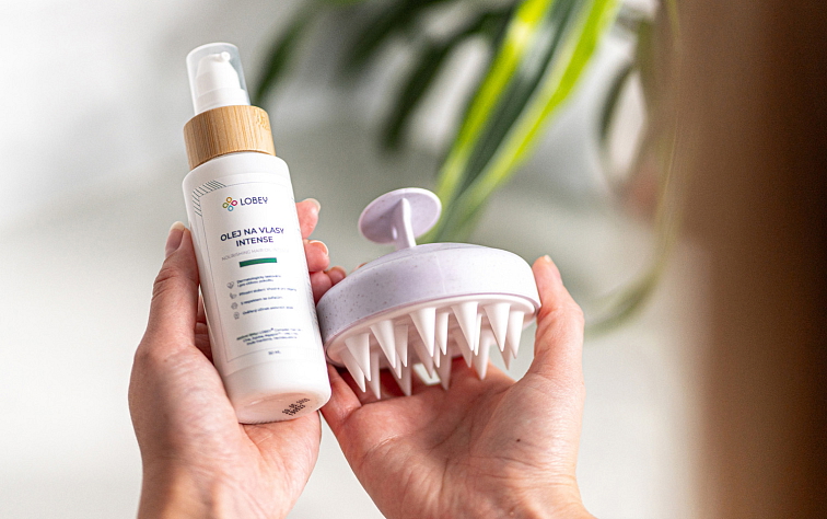 Masážna kefa na vlasy - biela