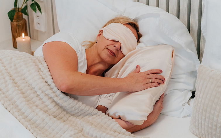 Spací set - hodvábna obliečka na vankúš, škraboška na spanie a gumička (béžový)