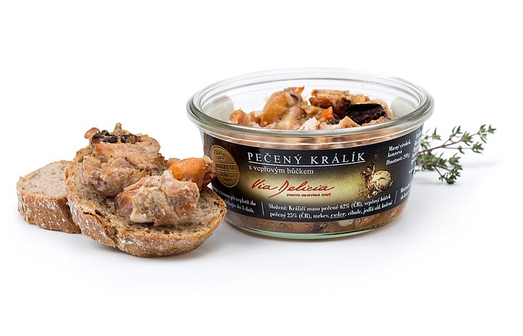 Pečený králík s vepřovým bůčkem